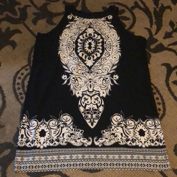 Elegant Black and White Sleeveless Top - Picture 4 of 4